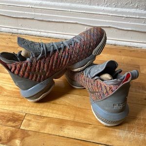 Basketball sneakers LeBron 16